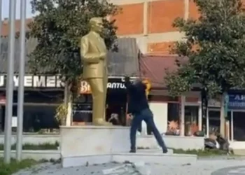 Sakarya’da Atatürk heykeline balyozla saldıran şahıs tutuklandı