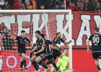 Beşiktaş geriden gelip maçı çevirmesini bildi