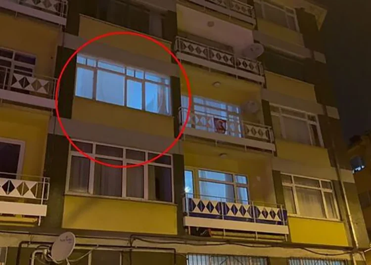 Cam kırılınca 3. katın penceresinden düşen çocuk hayatını kaybetti 1 Cam kırılınca 3. katın penceresinden düşen çocuk hayatını kaybetti