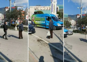 Vatandaş, AKP’nin seçim aracının önünü kesti: “Şuraya bak şuraya, 200 lira burası” diye bağırdı