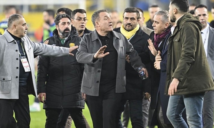 Faruk Koca yumruklu saldırı sonrası ilk kez konuştu: 'Bu olaylar durup dururken olmuyor' 1 Faruk Koca yumruklu saldırı sonrası ilk kez konuştu: ‘Bu olaylar durup dururken olmuyor’