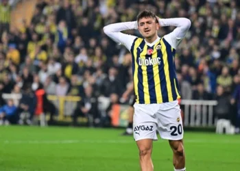 Fenerbahçe Kadıköy’de Alanyaspor’a puan kaybetti, liderliği Galatasaray’a bıraktı