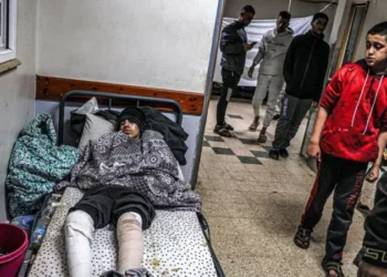 Gazze'de doktorlar, yaralıları anestezisiz ameliyat ediyor: "Saatlerce çığlık atmalarına göz yummak zorundayız" 1 Gazze’de doktorlar, yaralıları anestezisiz ameliyat ediyor: “Saatlerce çığlık atmalarına göz yummak zorundayız”