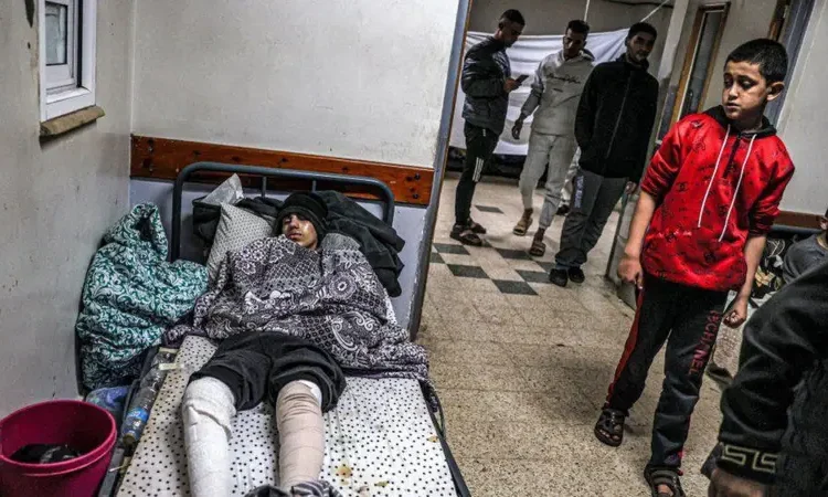 Gazze'de doktorlar, yaralıları anestezisiz ameliyat ediyor: "Saatlerce çığlık atmalarına göz yummak zorundayız" 1 Gazze’de doktorlar, yaralıları anestezisiz ameliyat ediyor: “Saatlerce çığlık atmalarına göz yummak zorundayız”