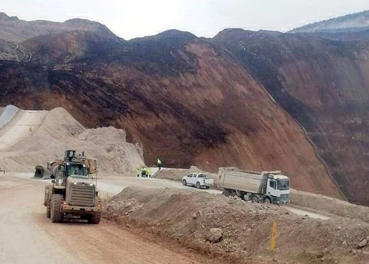 İşçiler 10 milyon metreküp toprağın altında kalmış 1 İşçiler 10 milyon metreküp toprağın altında kalmış