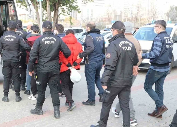 IŞİD’e büyük darbe! 33 ilde yapılan operasyonlarda 147 kişi gözaltında 1 IŞİD’e büyük darbe! 33 ilde yapılan operasyonlarda 147 kişi gözaltında