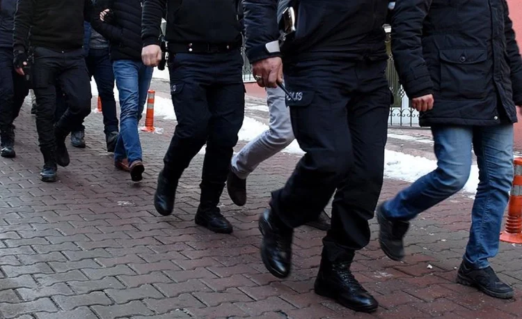 İstanbul'da 'Redkitler' ve 'Daltonlar' operasyonları: 22 tutuklama 1 İstanbul’da ‘Redkitler’ ve ‘Daltonlar’ operasyonları: 22 tutuklama