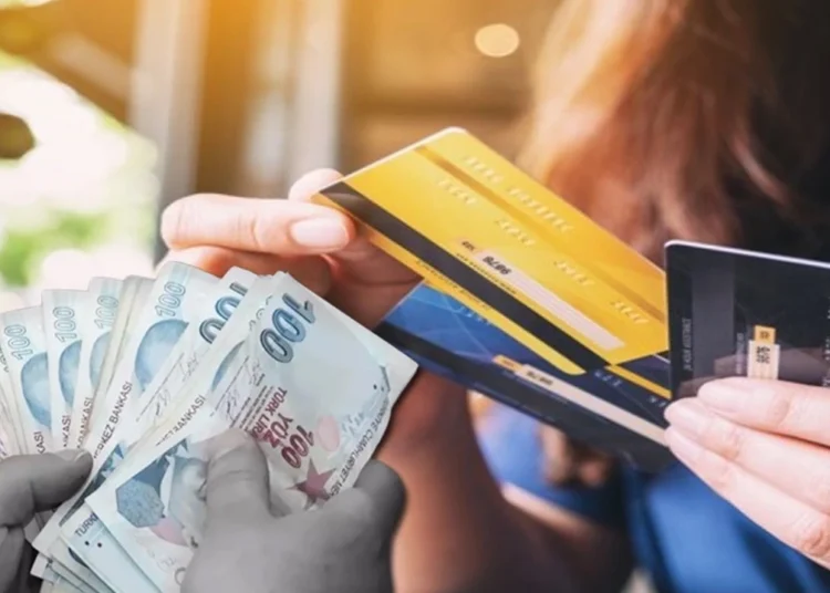 3 milyon kişi daha borçlandı: Kredi kartı borçları 1,2 trilyon lirayı aştı 1 3 milyon kişi daha borçlandı: Kredi kartı borçları 1,2 trilyon lirayı aştı