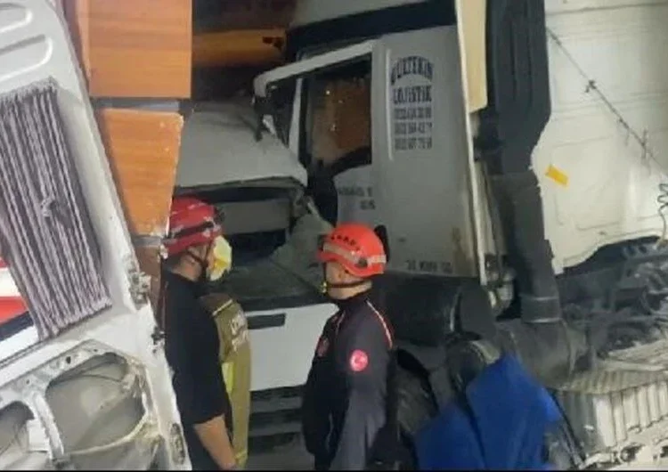 TIR, işçi minibüsünü biçti: 3 ölü, 14 yaralı 1 TIR, işçi minibüsünü biçti: 3 ölü, 14 yaralı