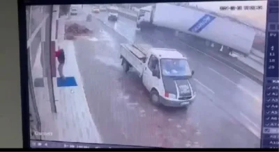 TIR, işçi minibüsünü biçti: 3 ölü, 14 yaralı 2 TIR, işçi minibüsünü biçti: 3 ölü, 14 yaralı