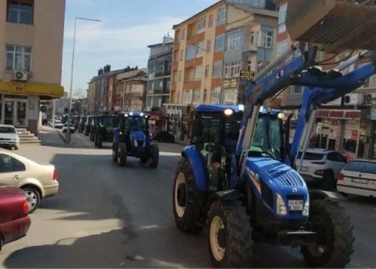 Türk çiftçiler de traktörlü eyleme geçti 1 Türk çiftçiler de traktörlü eyleme geçti