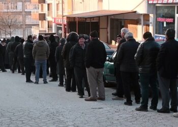 Vatandaş ucuz et için saatlerce kuyruk bekliyor