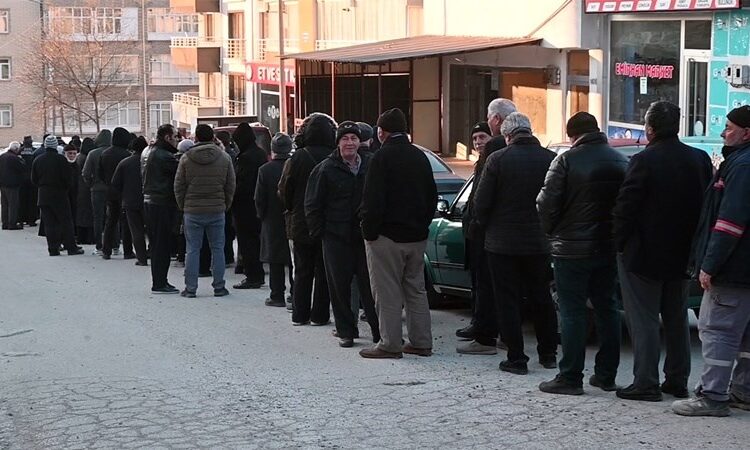 Vatandaş ucuz et için saatlerce kuyruk bekliyor