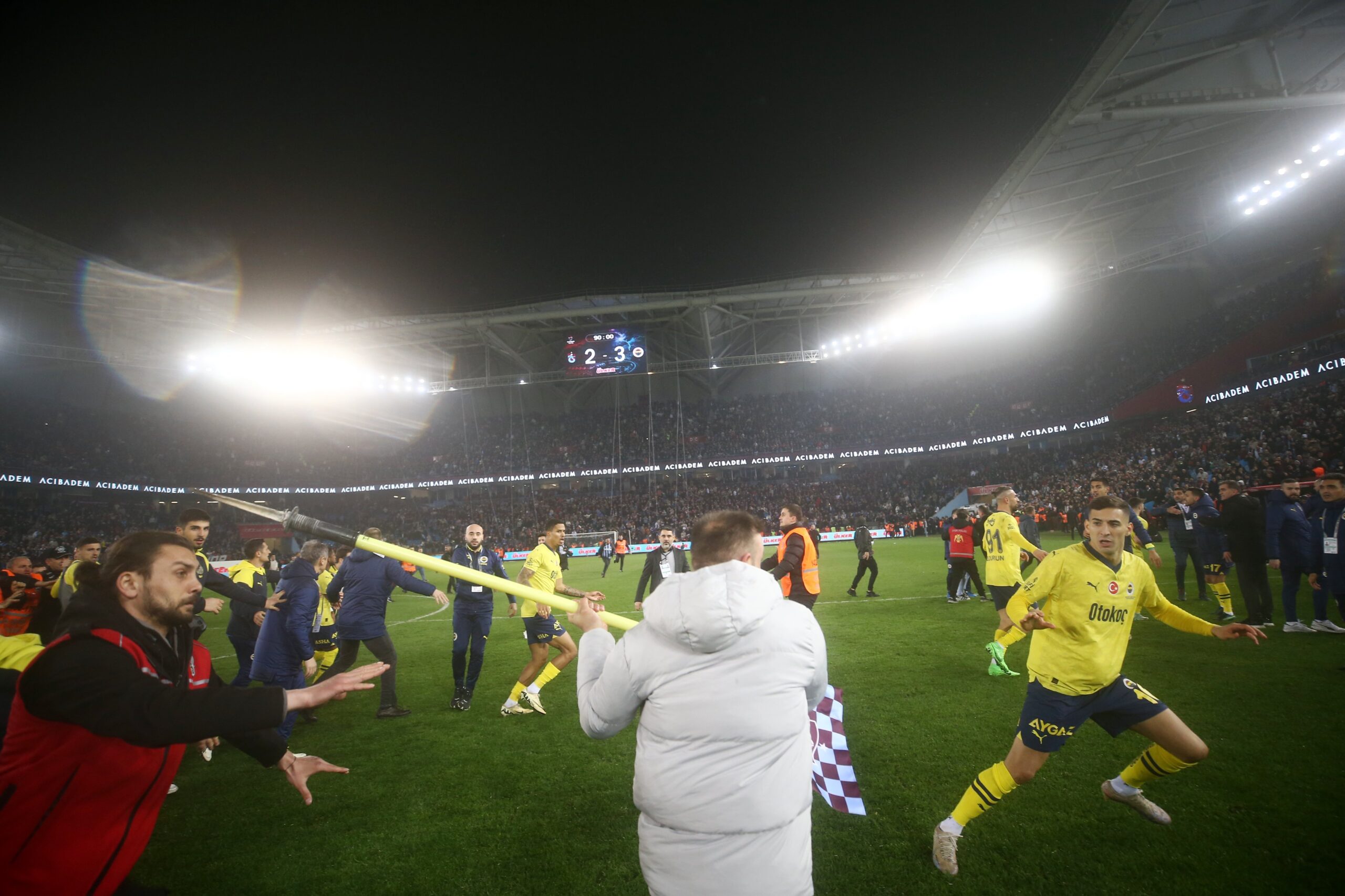 Maç sonu saha karıştı: Trabzonlu taraftarlar Fenerbahçeli futbolculara saldırdı