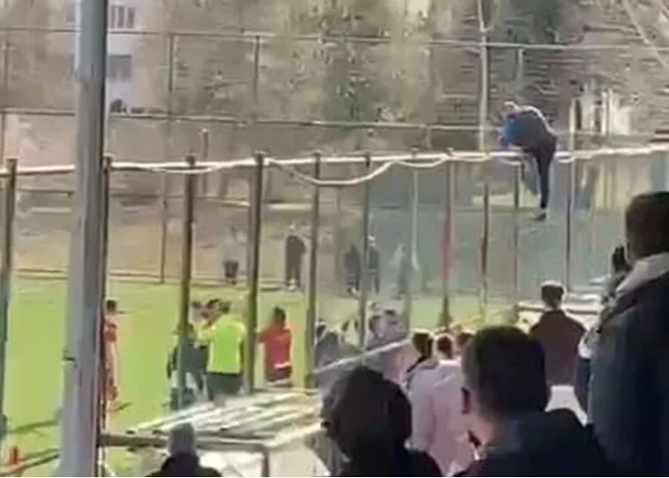 Cezalı antrenör tel örgüleri aşarak sahaya indi 1 Cezalı antrenör tel örgüleri aşarak sahaya indi