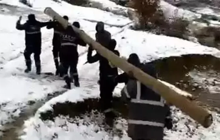 9 metrelik direği 2 kilometre sırtlarında taşıyıp, 9 köyü elektriğe kavuşturdular 1 9 metrelik direği 2 kilometre sırtlarında taşıyıp, 9 köyü elektriğe kavuşturdular