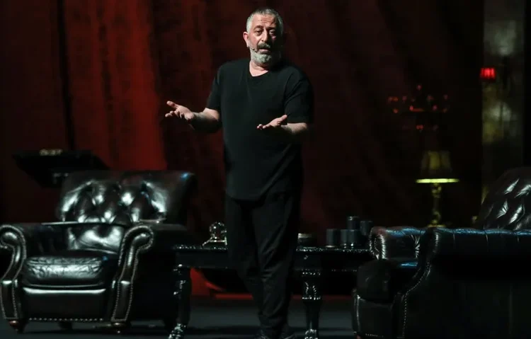 Cem Yılmaz ‘Geleceğin Hekimleri’ için sahneye çıktı