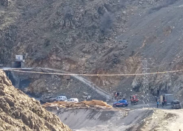 Elazığ Palu'daki maden ocağında 1 ay sonra yine göçük: 2 işçi yaralı 1 Elazığ Palu’daki maden ocağında 1 ay sonra yine göçük: 2 işçi yaralı