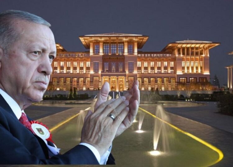 Lükse var, emekliye 'kaynak' yok! Saray’ın günlük harcaması 3 bin 500 emekli maaşına denk 1 Lükse var, emekliye ‘kaynak’ yok! Saray’ın günlük harcaması 3 bin 500 emekli maaşına denk