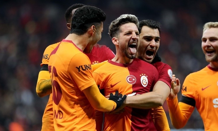Galatasaraylı Dries Mertens’e sürpriz talip: ‘Fırsat çıkarsa tereddüt etmeyiz’