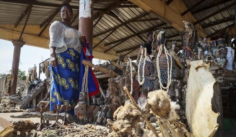 Angola’da büyücülük yaptığı iddia edilen kişilere içirilen sıvı 50 cana sebep oldu 1 Angola’da büyücülük yaptığı iddia edilen kişilere içirilen sıvı 50 cana sebep oldu