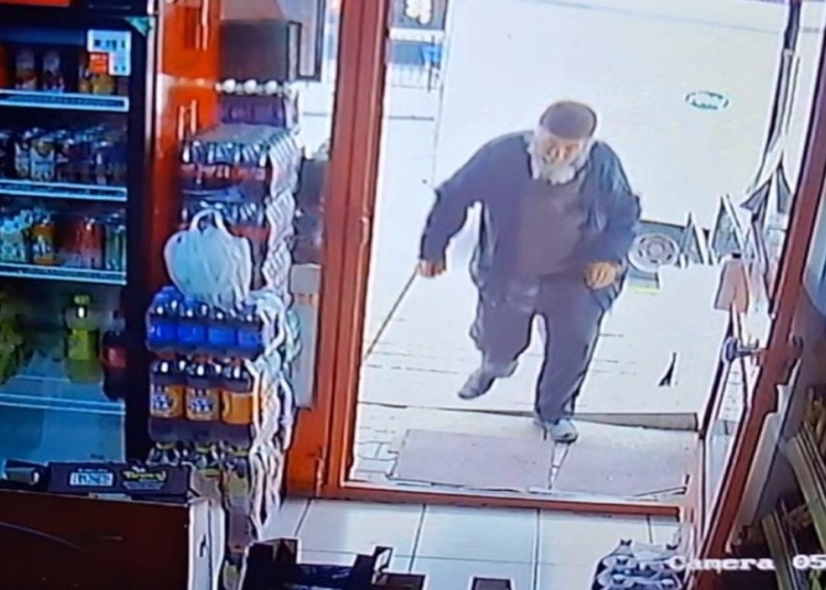 Bastonla gittiği bakkaldan dönüşte eşini ve oğlunu öldürdü 1 Bastonla gittiği bakkaldan dönüşte eşini ve oğlunu öldürdü