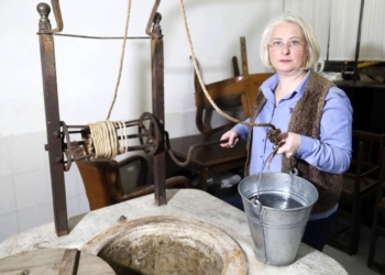 Sadece 650 yıllık sarnıçta biriken yağmur suyundan içiyor