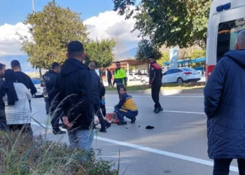 17 yaşındaki ehliyetsiz sürücünün kullandığı otomobil, motosiklete çarptı: Kaza anı kameralara yansıdı