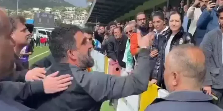 ‘Seçil Erzan’ tezahüratına kızan Arda Turan, taraftarla tartışıp küfür etti 1 ‘Seçil Erzan’ tezahüratına kızan Arda Turan, taraftarla tartışıp küfür etti