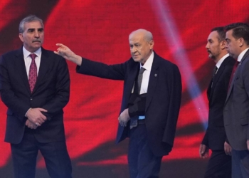 Devlet Bahçeli’nin kolu burkuldu, kurultaya sargılı katıldı