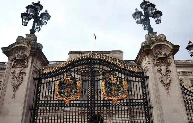 Buckingham Sarayı'nın kapısına araba çarptı, bir kişi gözaltına alındı 1 Buckingham Sarayı’nın kapısına araba çarptı, bir kişi gözaltına alındı