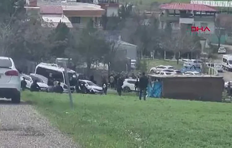 Diyarbakır’da muhtarlık seçiminde silahlı kavga: 1 ölü, 11 yaralı 1 Diyarbakır’da muhtarlık seçiminde silahlı kavga: 1 ölü, 11 yaralı