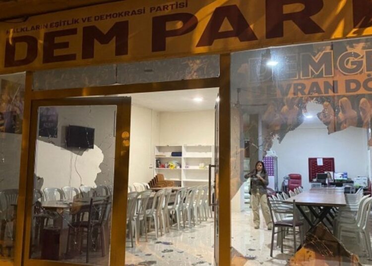 DEM Parti binasına baltayla saldıran zanlı serbest bırakıldı 1 DEM Parti İnegöl’deki saldırıya dair suç duyurusunda bulundu: ‘Demokrasiye dönük bir saldırı’