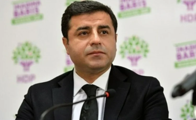 Avukatları duyurdu: Selahattin Demirtaş'a cezaevinde "onur kırıcı" dayatma 1 Avukatları duyurdu: Selahattin Demirtaş’a cezaevinde “onur kırıcı” dayatma