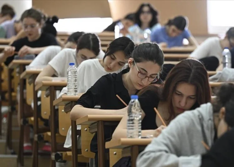 Diplomanın hükmü kalmadı! Üniversite mezunu olmak bir şey ifade etmiyor