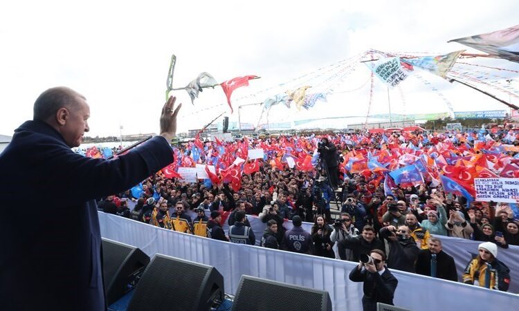 Erdoğan’ın mitingine ‘Adalet’ tişörtüyle girmek isteyen vatandaş gözaltına alındı 1 Erdoğan’ın mitingine ‘Adalet’ tişörtüyle girmek isteyen vatandaş gözaltına alındı