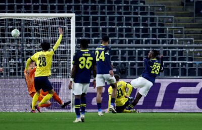Belçika ekibini deplasmanda 3-0’a geçen Fener tur kapısını araladı