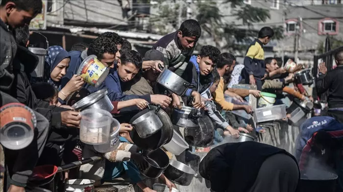 Açlıkla boğuşan Filistinlilere 200 ton yiyecek taşıyan gemi yola çıktı 1 Açlıkla boğuşan Filistinlilere 200 ton yiyecek taşıyan gemi yola çıktı