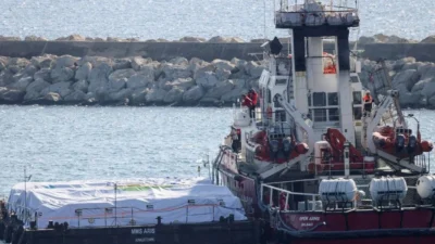 Açlıkla boğuşan Filistinlilere 200 ton yiyecek taşıyan gemi yola çıktı 2 Açlıkla boğuşan Filistinlilere 200 ton yiyecek taşıyan gemi yola çıktı