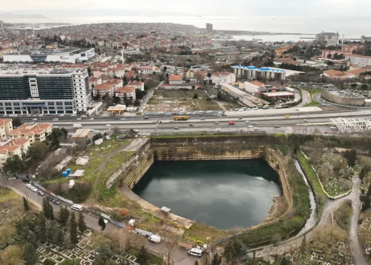 Kadıköy'deki boş inşaat çukuruna su doldu; Google, Apple ve Yandex haritalarında göl olarak tanımlandı 1 Kadıköy’deki boş inşaat çukuruna su doldu; Google, Apple ve Yandex haritalarında göl olarak tanımlandı