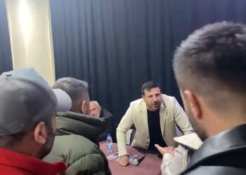 Yeniden Refah Partisi adayı Davut Güloğlu mikrofonu fırlattı, seçmenin üzerine yürüdü