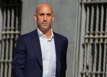 İspanyol savcılar, kadın futbolcuyu dudaklarından öpen Rubiales için 2,5 yıl hapis cezası istiyor