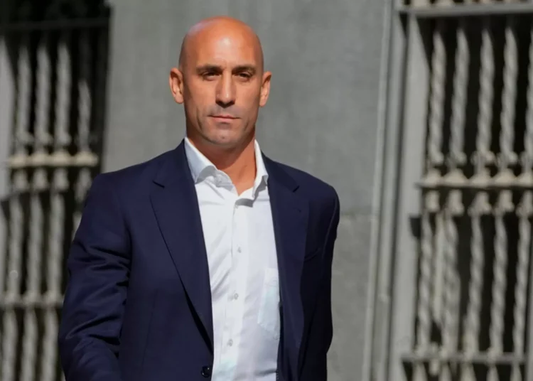 İspanyol savcılar, kadın futbolcuyu dudaklarından öpen Rubiales için 2,5 yıl hapis cezası istiyor 1 İspanyol savcılar, kadın futbolcuyu dudaklarından öpen Rubiales için 2,5 yıl hapis cezası istiyor