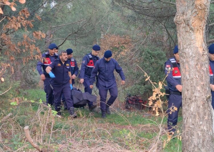 8 gündür aranıyordu, ağaca asılı ölü bedeni bulundu 1 8 gündür aranıyordu, ağaca asılı ölü bedeni bulundu