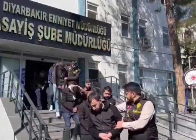 Diyarbakır'da ‘terör' dolandırıcılığına ‘Jetlag’ operasyonu: 18 gözaltı 1 Diyarbakır’da ‘terör’ dolandırıcılığına ‘Jetlag’ operasyonu: 18 gözaltı