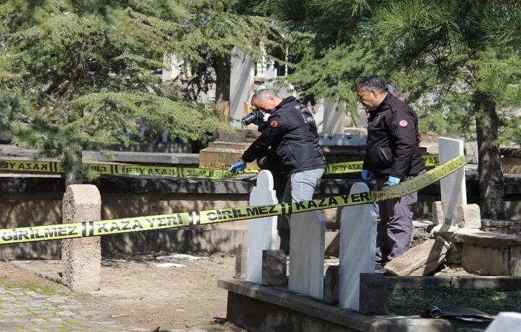 Kayseri’de bir mezarlıkta 4 aylık cenin bulundu