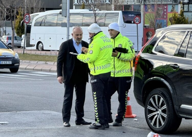 Kayserispor Başkanı elektrikli bisiklete çarptı, Suriyeli sürücü öldü 1 Kayserispor Başkanı elektrikli bisiklete çarptı, Suriyeli sürücü öldü