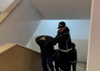 Kırmızı bültenle aranan iki zanlı, Türkiye’de yakalandı