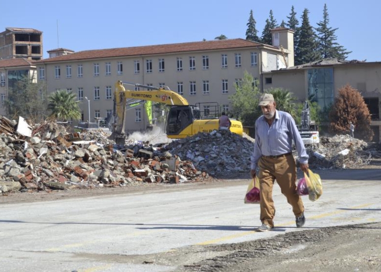 Milyonlar riskli konutlarda yaşıyor ama trilyonlar köprü ve otoyola aktı 1 Milyonlar riskli konutlarda yaşıyor ama trilyonlar köprü ve otoyola aktı