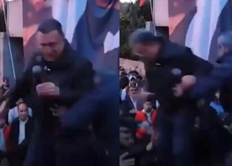 Lütfü Savaş'a saldırı: Sahneden aşağıya atıldı 1 Lütfü Savaş’a saldırı: Sahneden aşağıya atıldı
